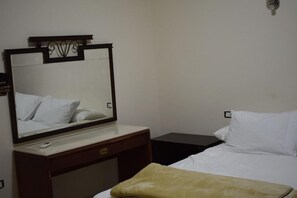 2 camere, una cassaforte in camera, una scrivania