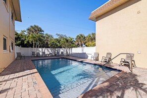 Unclassified image, 5 of 32, button - Sunny Retreat at Blind Pass Paradise with Pool (St. Pete Beach)