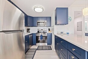 Geladeira, micro-ondas, fogão, cooktop