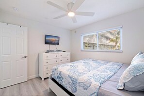 2 habitaciones, escritorio y tabla de planchar con plancha 