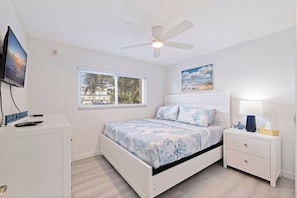 2 habitaciones, escritorio y tabla de planchar con plancha