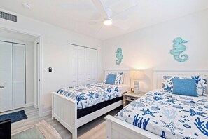 2 slaapkamers, een bureau, een strijkplank/strijkijzer, reisbedje