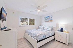 2 soveværelser, skrivebord, strygejern/strygebræt, weekendseng