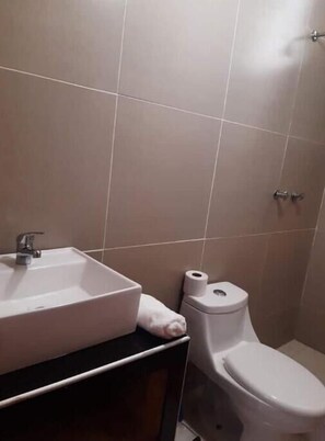 Dusche, Handtücher, Seife, Toilettenpapier