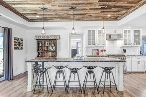 Fridge, microwave, oven, stovetop - Carneros Farmhouse Sonoma (Sonoma)