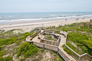 Beach - Wee Blew Inn East, Oceanfront Duplex in Emerald Isle, NC! (Emerald Isle)