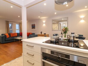 Fridge, dishwasher, electric kettle, cookware/dishes/utensils - Merry Bank (Ambleside)