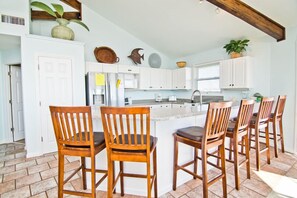 Kjøleskap, mikrobølgeovn, oppvaskmaskin og kaffetrakter/tekoker