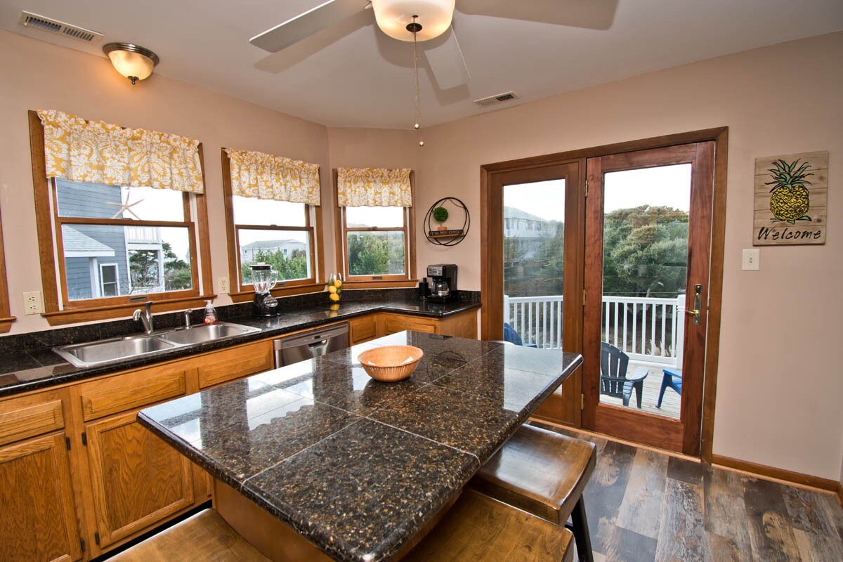 Jääkaappi, mikroaaltouuni, astianpesukone, kahvin-/teenkeitin