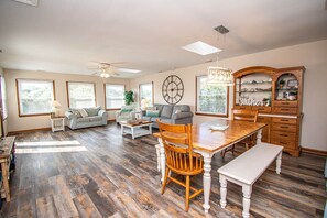 Smart TV, stereo - Visions South, Oceanview House in Emerald Isle, NC! (Emerald Isle)