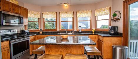 Frigorífico, microondas, lavavajillas y cafetera o tetera