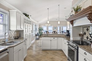 Kühlschrank, Geschirrspüler, Wasserkocher mit Kaffee-/Teezubehör