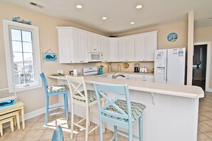 Refrigerador, microondas, lavavajillas y cafetera y tetera