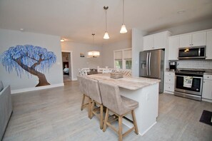 Een koelkast, een magnetron, een oven, een vaatwasser