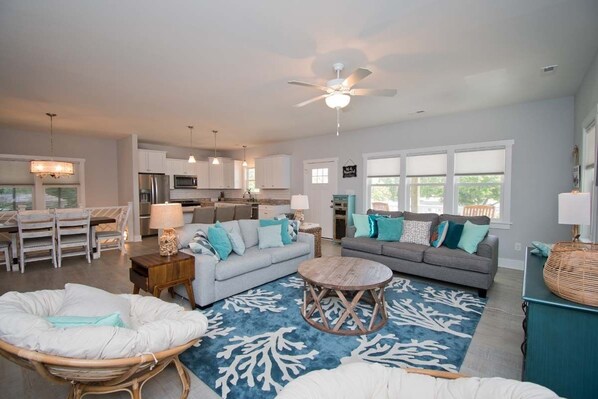 Een televisie en een stereo