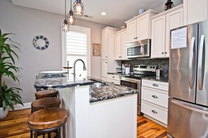 Refrigerador, microondas, horno, lavavajillas