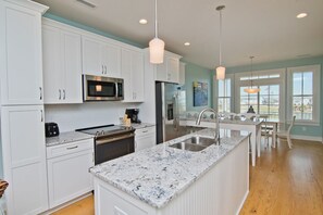 電子レンジ、オーブン、食器洗い機、コーヒー / ティーメーカー