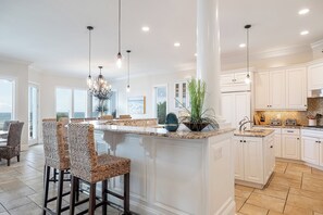 Køleskab, mikrobølgeovn, ovn, kaffe-/temaskine