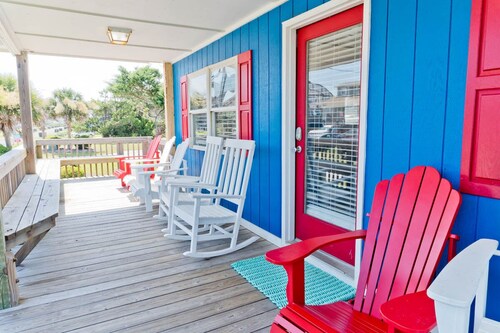 Captain's Escape, Almost Oceanfront House in Emerald Isle, NC!