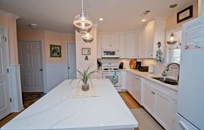 Kjøleskap, mikrobølgeovn, oppvaskmaskin og kaffetrakter/tekoker