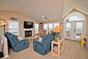 Fernseher, Kamin, DVD-Player, Stereoanlage