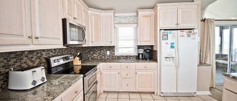 ثلاجة، ميكروويف، غسالة أطباق، ماكينة لصنع القهوة/الشاي