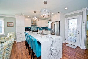 Kjøleskap, mikrobølgeovn, oppvaskmaskin og kaffetrakter/tekoker