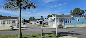 SPACIOUS 1 BEDROOM LOFT GOLF CART IN DISNEY AREA 5 STAR RATED MILL CREEK RESORT