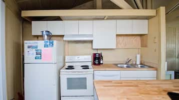 Fridge, microwave, dishwasher, coffee/tea maker