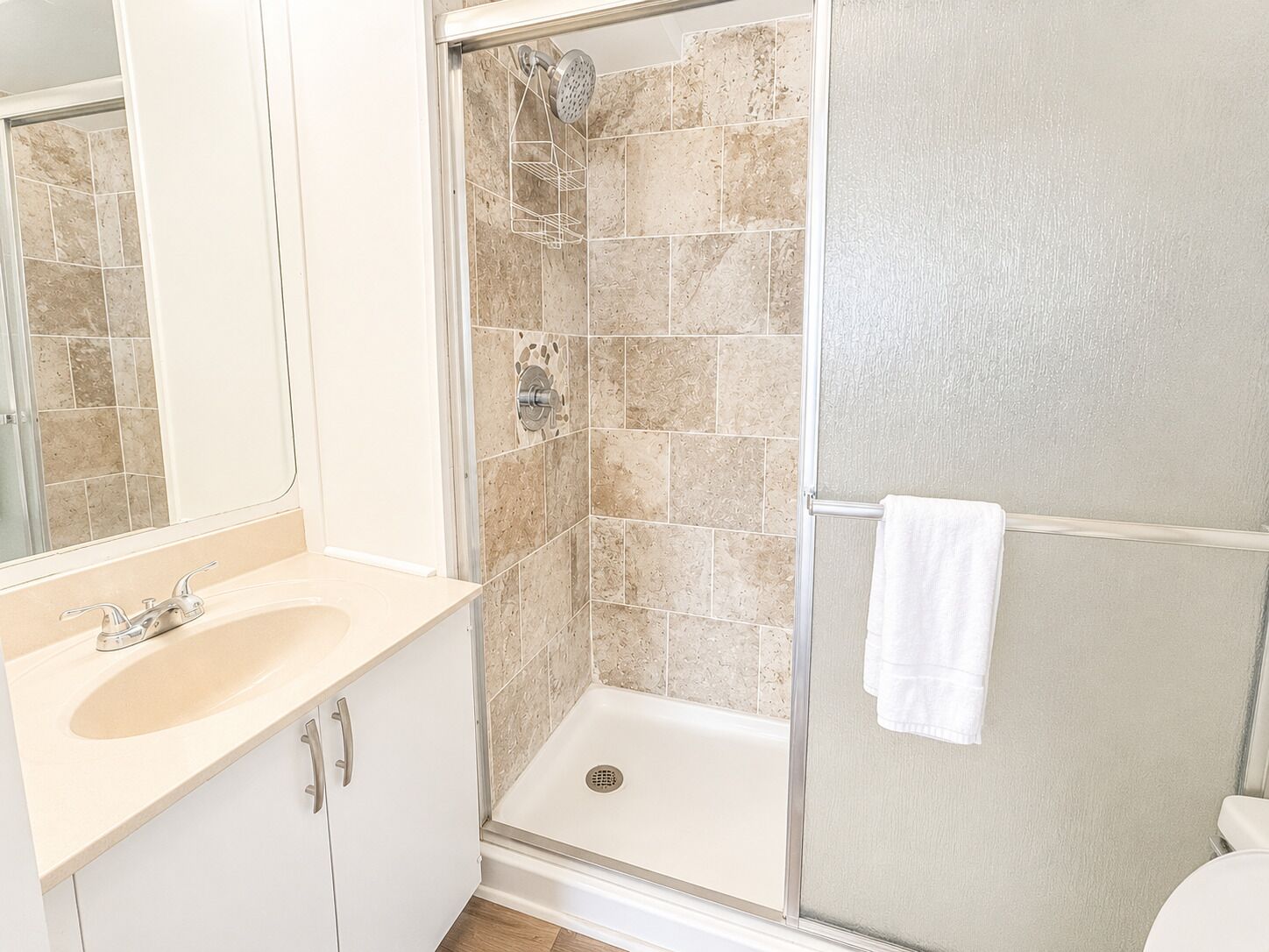 Un baño con ducha, lavamanos e inodoro.