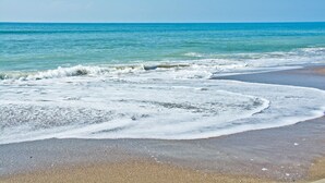 A beach with waves gently lapping onto the shore. - Casa Atlantica, Oceanfront House in Pine Knoll Shores, NC! (Pine Knoll Shores)