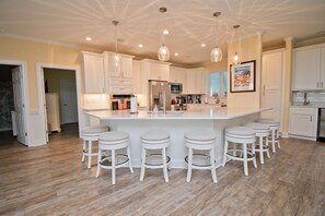 Refrigerador, microondas, horno y lavavajillas 