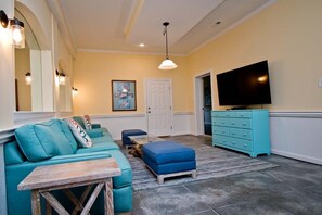 تلفزيون ذكي، مدفأة، ألعاب فيديو، مشغل دي في دي