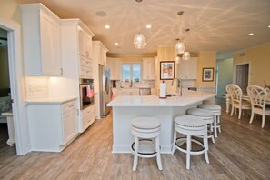 Refrigerador, microondas, horno, lavavajillas