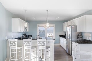 Kühlschrank, Mikrowelle, Wasserkocher mit Kaffee-/Teezubehör, Esstisch