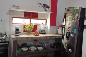 Réfrigérateur, four, plaque de cuisson, cafetière/bouilloire