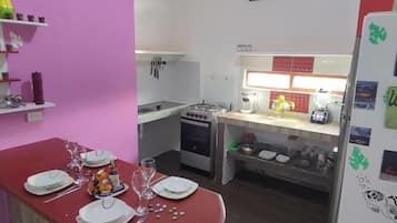 Refrigerador, horno, parrilla de estufa y cafetera y tetera