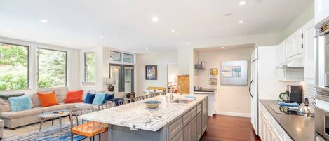 Frigorifero, microonde, forno, piano cottura