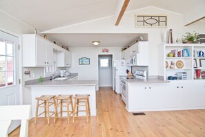 Kylskåp, mikrovågsugn, ugn och diskmaskin