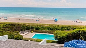 Ein Pool mit Blick auf Strand und Meer.