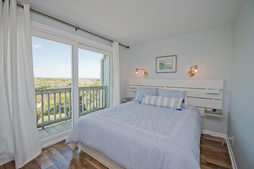 Coral Shores 11, Oceanfront Condo in Pine Knoll Shores, NC! Pine