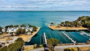 Una marina con muelles y barcos, rodeada de edificios residenciales y vegetación.