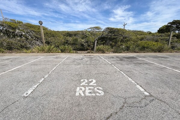 Un parking avec des lignes blanches et le numéro « 22 RES » peint au sol.