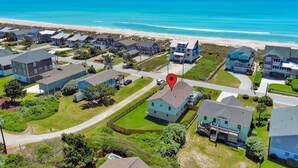Un quartiere residenziale con case, una spiaggia e cielo sereno.