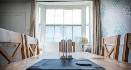 Charming Luxury Guest House With Hot Tub & Bar In Towcester, Near Silverstone