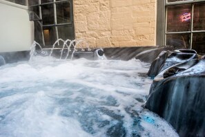 Indoor spa tub - Charming Luxury Guest House With Hot Tub & Bar In Towcester, Near Silverstone  (TOWCESTER)