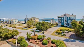 Une propriété située en bord de mer, comprenant plusieurs bâtiments, une piscine et des espaces verts bien entretenus.