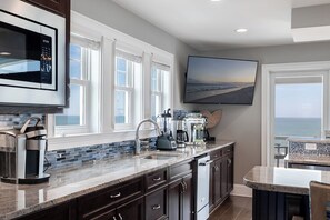 Kjøleskap, mikrobølgeovn, ovn og oppvaskmaskin