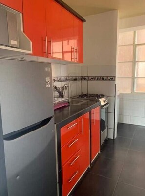 Frigorifero, microonde, forno, piano cottura