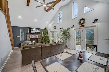 Interior. Lake Access! Brier Crest Retreat, Huge 3 Floor, Home Theater
